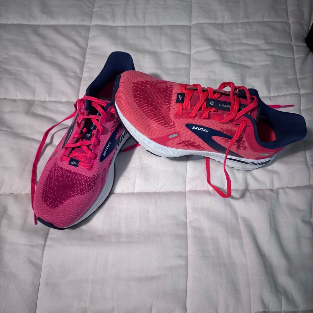 Brooks Pink Athletic Shoes with Breathable Mesh and Cushioned Midsole